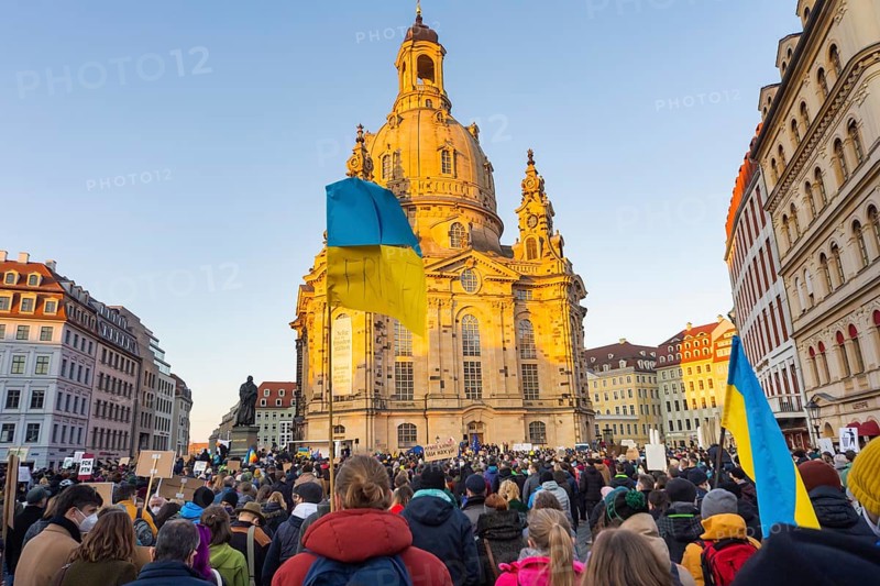In Dresden, about 3, 000 people gathered on Neumarkt in front of the Church of Our Lady. On posters and banners they demanded, among other things, Stop the War and Freedom for Ukraine and expressed their solidarity with the people in Ukraine