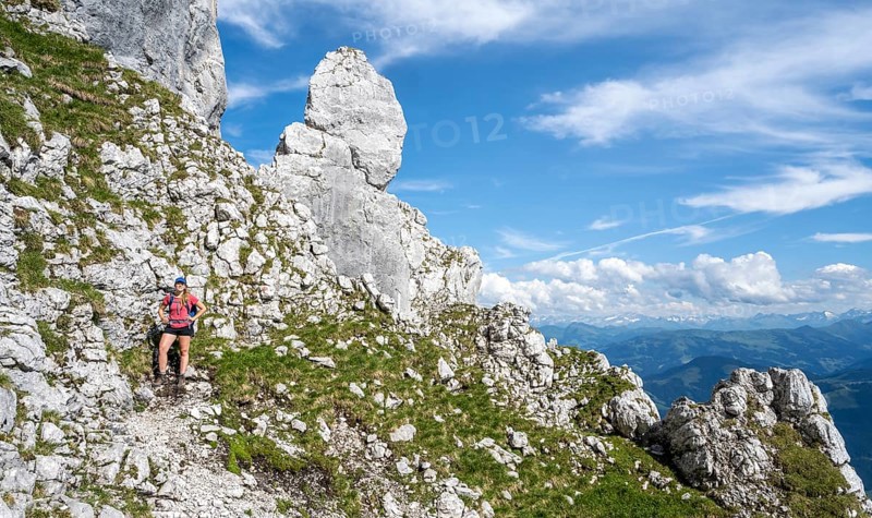 Mountaineer on a ridge path, traversing the Hackenköpfe, behind summit, Scheffauer, rocky mountains of the Kaisergebirge, Wilder Kaiser, Kitzbühler Alps, Tyrol, Austria, Europe
