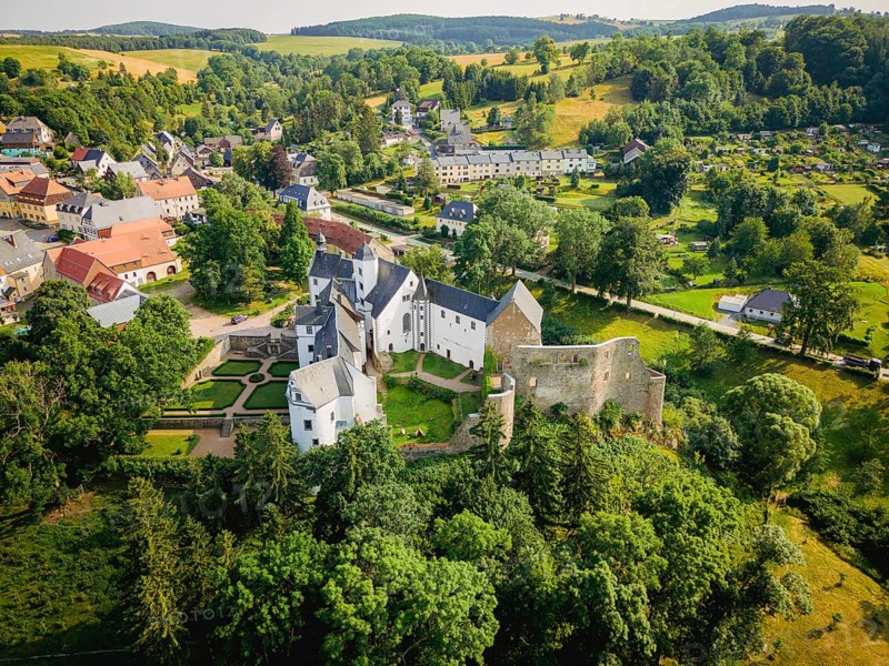 Lauenstein Castle originated from a castle with a core dating from the 13th century in the Lauenstein district of Altenberg in the Sächsische Schweiz-Osterzgebirge district in Saxony, which was extended and developed into a castle from the middle of the 16th century onwards