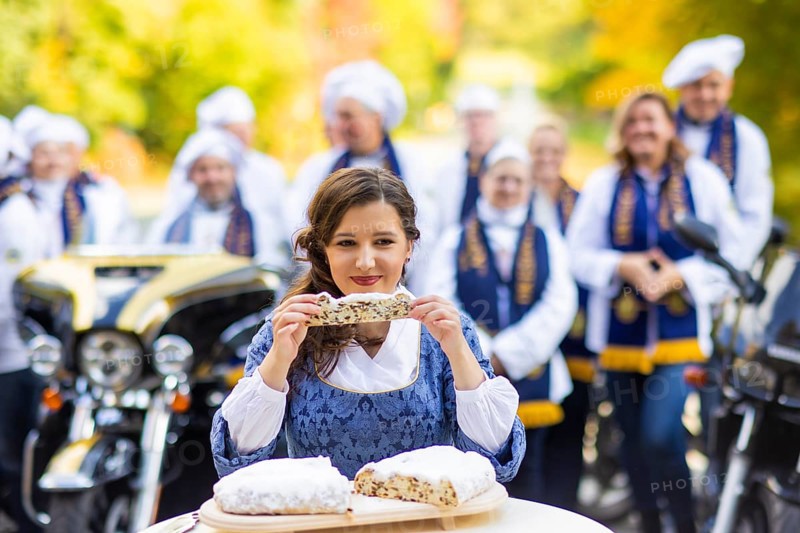 17-year-old bakery apprentice Lisa Zink is Dresden's new Stollen Girl. Her inauguration at Eckberg Castle was celebrated with a biker parade, in which Dresden bakers presented themselves on their own motorbikes. The new Stollen Girl rode up in front of the castle as a pillion passenger on a Harley-Davidson Stollen cutting with the Stollen knife