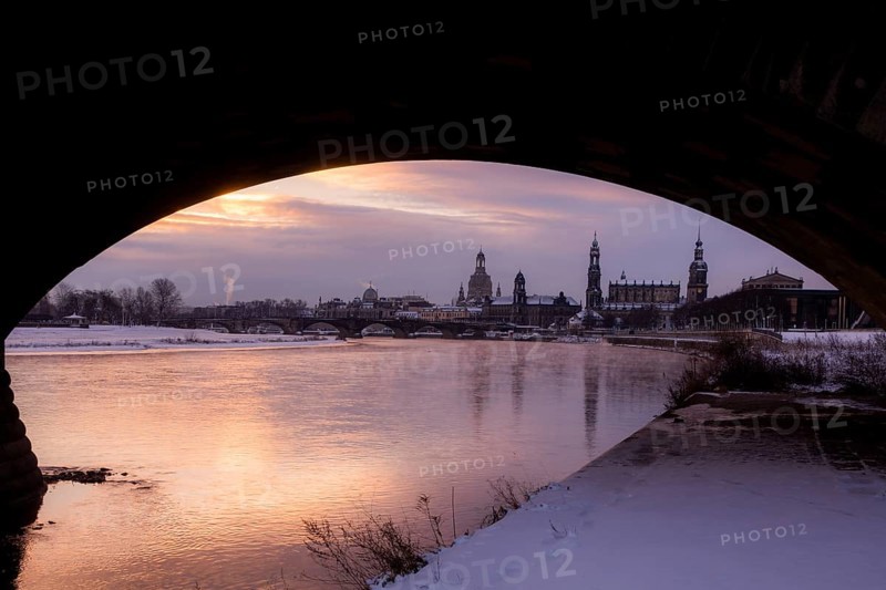 Sunrise on the banks of the Elbe in Dresden