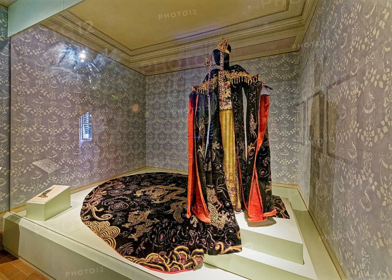 Showcase with original costume of the singer Maria Jeritza for the first performance of the opera Turandot in Budapest on 14 November 1927, exhibition room in the birthplace of the composer Giacomo Puccini, Casa Natale di Giacomo Puccini, Lucca, Tuscany, Italy, Europe
