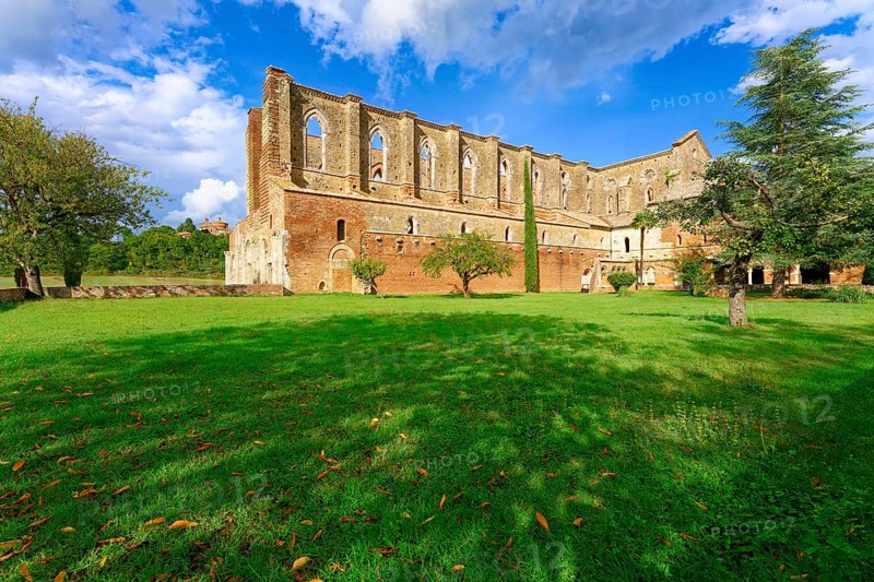 Church ruins of the Cistercian Abbey of San Galgano, Abbazia San Galgano, Gothic, in the back the Oratorio di San Galgano sul Montesiepi, Chiusdino, Tuscany, Italy, Europe