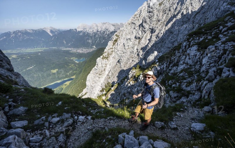 Climbers on the ascent to the Westliche Wettersteinspitze, Wetterstein Mountains, Bavaria, Germany, Europe