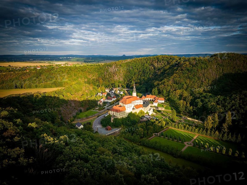 Weesenstein Castle rises on a rocky outcrop of nodular mica schist with quartzite inclusions above the valley of the Müglitz about 3 km south of Dohna in the district of Weesenstein in the municipality of Müglitztal