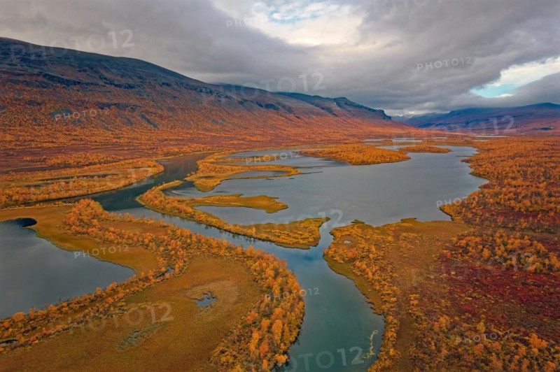Drone shot, view of the valley Vistasvagge with the meandering river Vistasjakka and countless small lakes, birch forests, intense colouring, autumn, mountain landscape in the background, Nikkaluokta, Kiruna, Gällivare, Norrbottens län, Lapland, Northern Sweden, Sweden, Europe