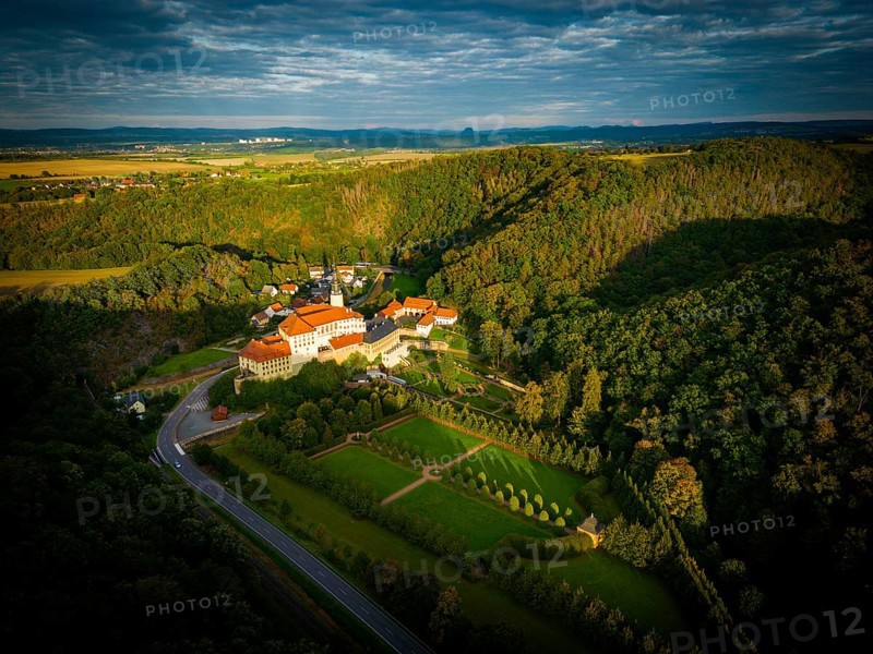 Weesenstein Castle rises on a rocky outcrop of nodular mica schist with quartzite inclusions above the valley of the Müglitz about 3 km south of Dohna in the district of Weesenstein in the municipality of Müglitztal