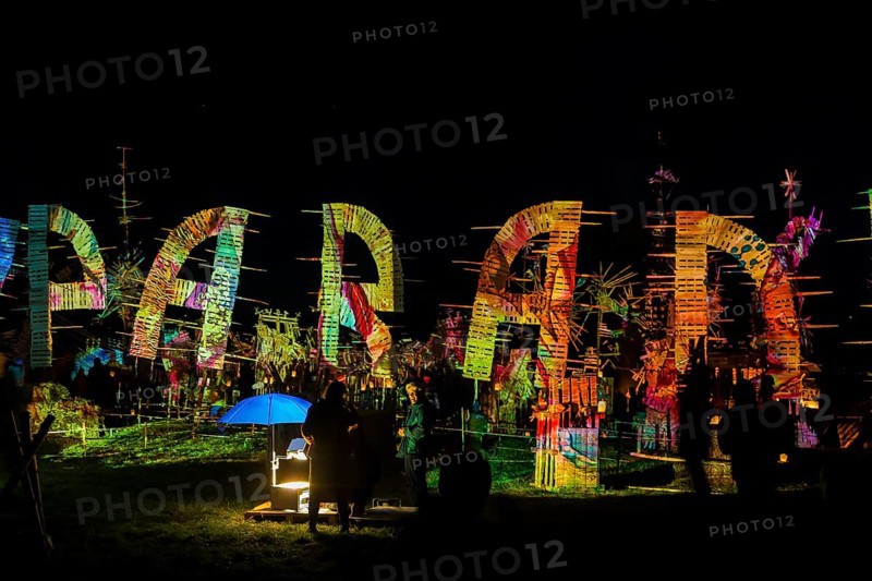 Grand finale of the travelling theatre festival on the Elbe meadows