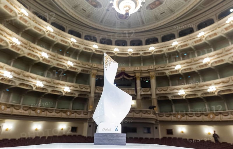 SemperOperaball is back! After a three-year break due to the pandemic, the Semper Opera will once again open its doors on 23 February 2024 for the most beautiful night of the year . Choros new prize of the Semopernball made of Meissen porcelain. The Choros is the new prize of the Semopernball made of Meissen porcelain