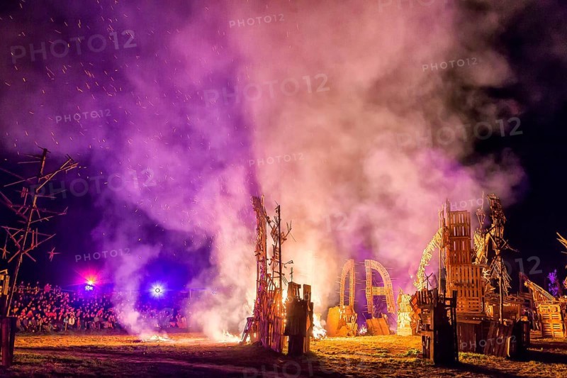 Grand finale of the travelling theatre festival on the Elbe meadows