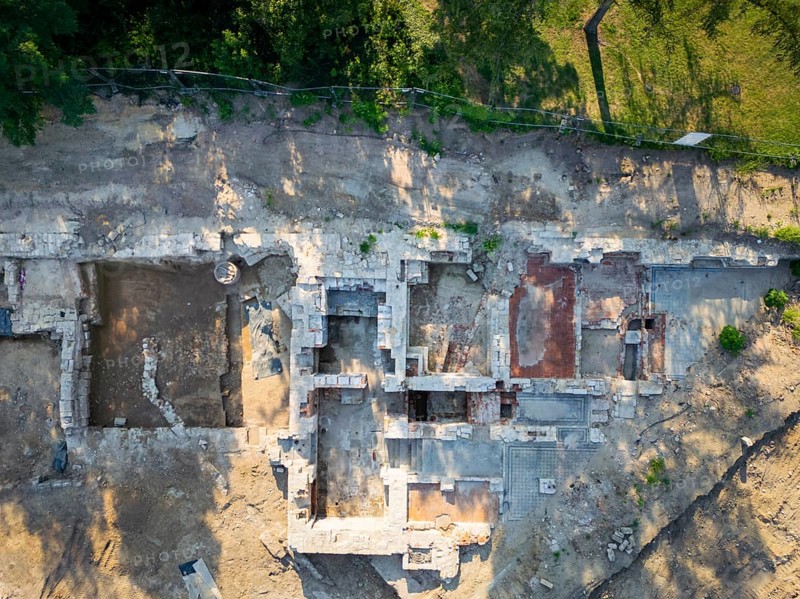 Since mid-June, a 9-strong team from the Saxony State Office for Archaeology has been investigating the areas next to the demolished Robotron building that remained undeveloped after 1945. This measure has become necessary because a new residential area with underground car parks is being built here and the construction work for the new buildings would irretrievably destroy the archaeology still preserved in the ground. In the process, building structures and cellars from the 18th century to 1945, four presumably late medieval / early modern house cellar pits and a still undated building floor plan of a predecessor development, which was probably abandoned around 1600 or a little later, cultural layers from the High Middle Ages, 16th and 18th centuries were found., Excavations, Dresden, Saxony, Germany, Europe