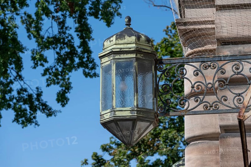 Historic lantern at the side portal of the justice building, built between 1909 and 1916 in the neo-renaissance style, Fürther. Str., 110, Nuremberg, Middle Franconia, Bavaria, Germany, Europe
