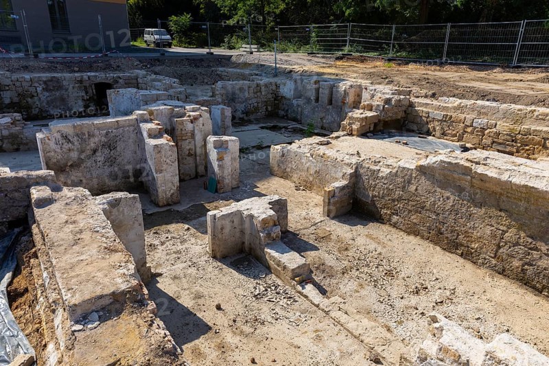 Since mid-June, a 9-strong team from the Saxony State Office for Archaeology has been investigating the areas next to the demolished Robotron building that remained undeveloped after 1945. This measure has become necessary because a new residential area with underground car parks is being built here and the construction work for the new buildings would irretrievably destroy the archaeology still preserved in the ground. In the process, building structures and cellars from the 18th century to 1945, four presumably late medieval / early modern house cellar pits and a still undated building floor plan of a predecessor development, which was probably abandoned around 1600 or a little later, cultural layers from the High Middle Ages, 16th and 18th centuries were found., Excavations, Dresden, Saxony, Germany, Europe