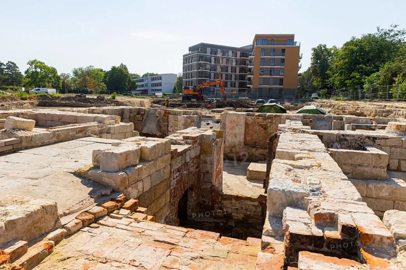 Since mid-June, a 9-strong team from the Saxony State Office for Archaeology has been investigating the areas next to the demolished Robotron building that remained undeveloped after 1945. This measure has become necessary because a new residential area with underground car parks is being built here and the construction work for the new buildings would irretrievably destroy the archaeology still preserved in the ground. In the process, building structures and cellars from the 18th century to 1945, four presumably late medieval / early modern house cellar pits and a still undated building floor plan of a predecessor development, which was probably abandoned around 1600 or a little later, cultural layers from the High Middle Ages, 16th and 18th centuries were found., Excavations, Dresden, Saxony, Germany, Europe