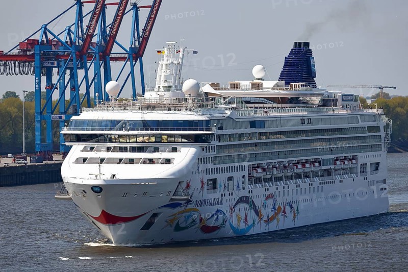Cruise ship Norwegian Star of the shipping company Norwegian Cruise Line enters the port of Hamburg on the river Elbe, Hamburg, Germany, Europe