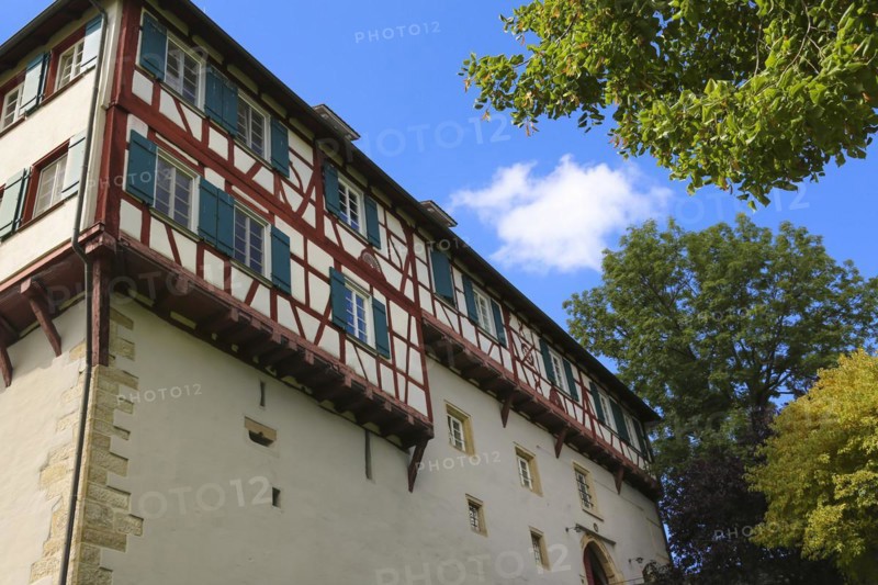 Gomaringen Castle, former parish seat of Johann Ulrich Schwindrazheim, Gustav Schwab Museum, former aristocratic residence, historic building, former castle, windows, green shutters, three-storey half-timbered building, architecture, Gomaringen, Baden-Württemberg, Germany, Europe