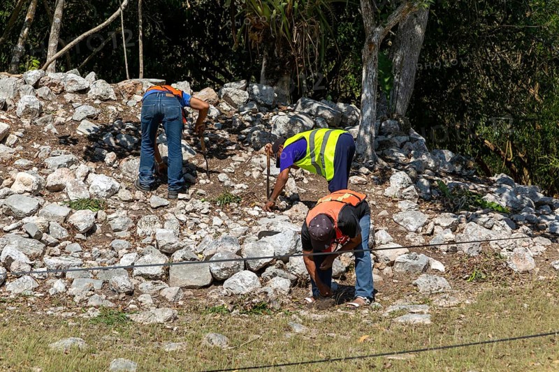 Archaeologists at work Chichen Itza, Mayan ruins, Yucatan, Mexico, Central America