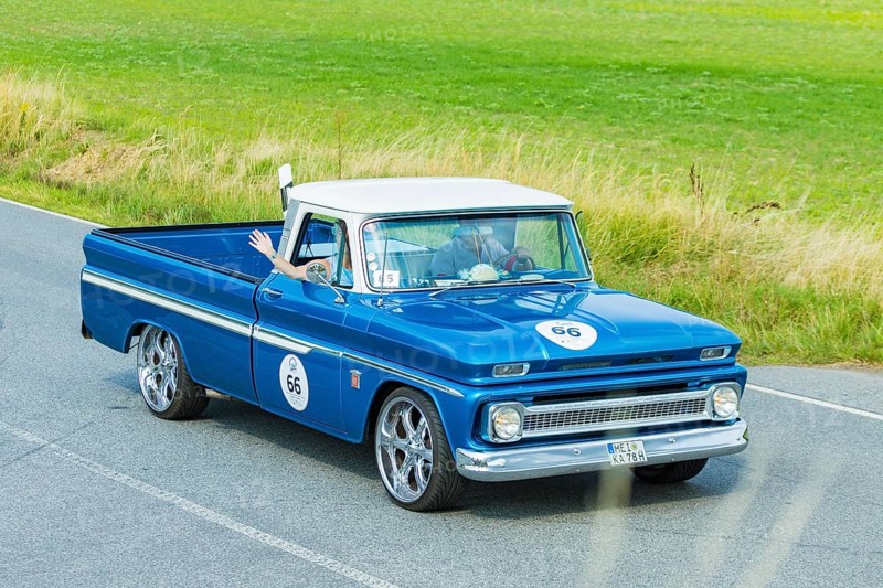 A drive for vintage vehicles. Skilful handling of the vehicle, finding the route by means of the road book and consistent driving style will be assessed. The route, time and drive-through checks as well as special stages are determined by the road book and the boarding card. Chevrolet C10 1964