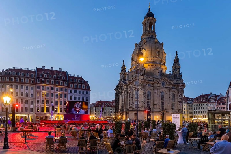 A new art festival! NIB ART Dresden is taking place until Sunday with art talks, art installations and concerts. Here is the concert evening with Nina June live, Melody Gardots nand then Daniel Hope, both on the screen, on the Neumarkt at the Church of Our Lady