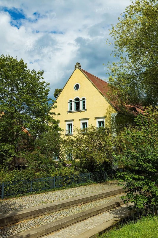 Prohlis is a district of Dresden in the borough of the same name, located in the south-east of the city on the Geberbach and usually equated with the Plattenbau area (new housing development Dresden-Prohlis) . The Palitzsch Museum and a branch of the Dresden Youth Art School are located in the only surviving courtyard of the old village centre (first mentioned in 1288) . Palitzschhof