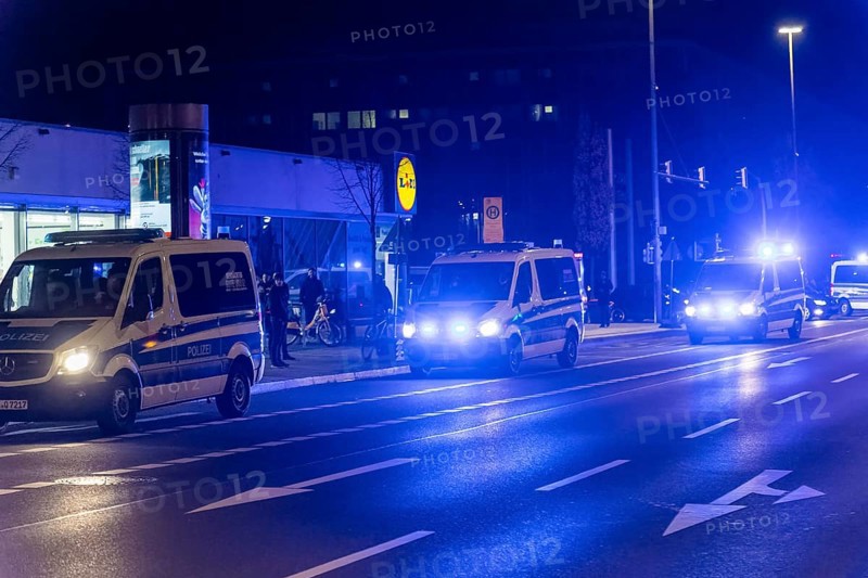 Corona deniers wanted to organise a demonstration in Dresden, which was banned by the city of Dresden. However, up to 500 people ignored this. Units of the Saxon riot police and Berlin police stopped them. A total of 780 police officers were deployed. Vehicles with flashing blue lights being moved