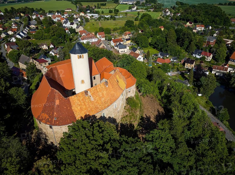 Schönfels Castle with the newly renovated keep (castle tower) . Schönfels Castle is a typical hilltop castle at 393 m above sea level in the Schönfels district of the municipality of Lichtentanne in the Saxon district of Zwickau. It was built on a spur of diabase rock in the 12th century as the centre of a medieval colonisation and feudal seat