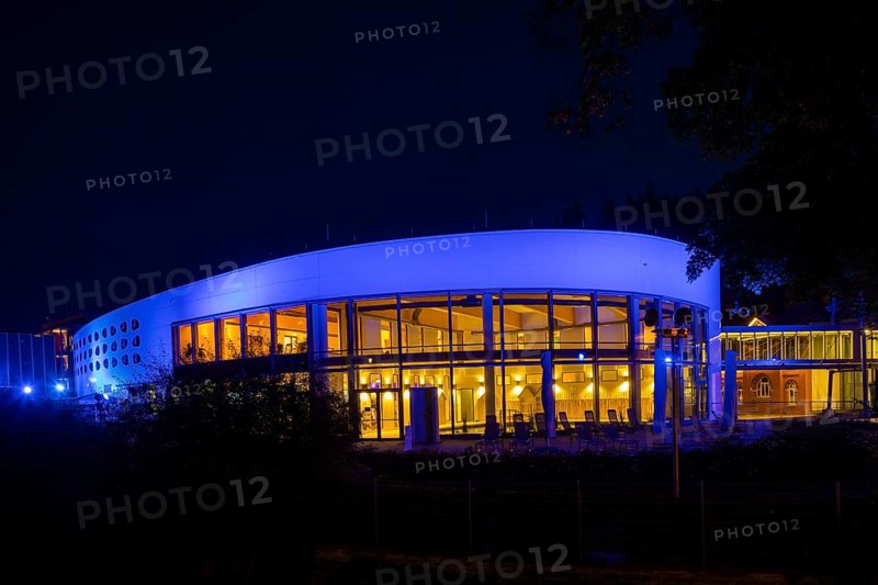 The Saxon State Spa Bad Elster has installed an impressive lighting system. A fascinating world of experience and lights in the Royal Gardens. The imposing architecture surrounded by masterful horticultural art and an illumination experience that is unique in Europe. Bad Elster brine spa