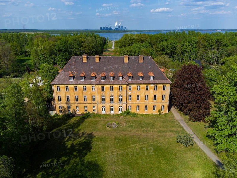 The New Uhyst Castle is located on the northern edge of the town of Uhyst in the Saxon district of Görlitz. It is close to the Spree River, which flows through the town, and borders on the Bärwalder See landscape park. A baroque garden and an English landscape park belong to the castle, which is empty today