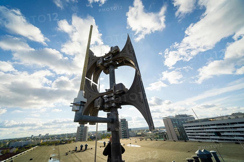 Siren system on a high-rise building in Dresden. It is used to warn the population quickly and effectively in exceptional dangerous situations and to inform them if necessary. Electronic sirens, which can emit both signal tones and voice announcements, are installed almost everywhere in the city. The siren signals are regulated uniformly in Saxony