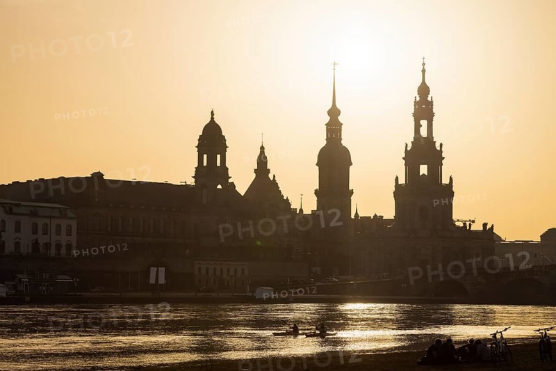 The spring-like temperatures attract many people to the open air, the Elbe meadows and the Elbe cycle path, despite Corona restrictions. The special weather situation colours the sky yellowish early and in the evening, due to Sahara dust flowing in