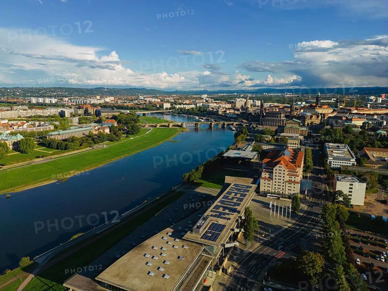 Congress Centre and Maritim Hotel am Elbufer