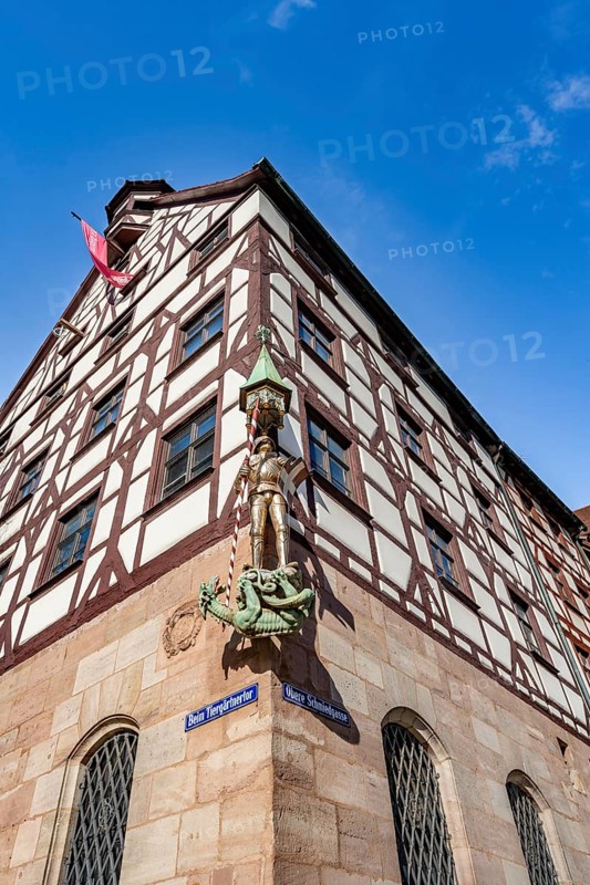 Pilatushaus, half-timbered house below the Kaiserburg near the Tiergärtnertor, sculpture of St. George as dragon slayer, Old Town, Nuremberg, Middle Franconia, Bavaria, Germany, Europe