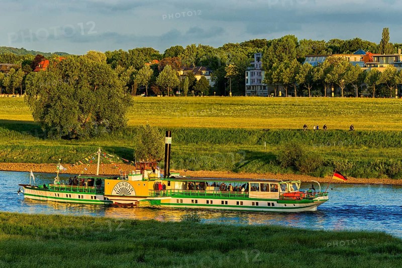 DEU Saxony Dresden Since 1995, at the 25th International Dixieland Festival, steamers and saloon ships festively flagged over all tops left the mooring bridges on the Terrassenufer. Since then the RIVERBOAT-SHUFFLE with the world's largest fleet of paddle steamers has been one of the highlights of the festival