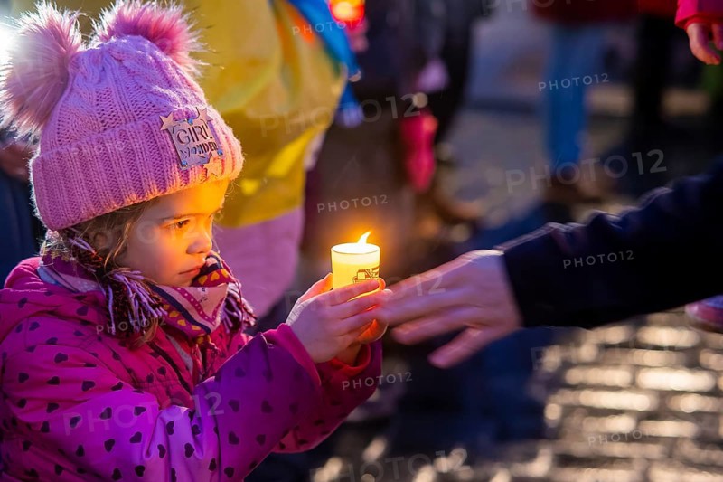 On the first anniversary of the Russian invasion of Ukraine, a large solidarity rally of Dresdeners with numerous Ukrainian refugees took place on Neumarkt in front of the Church of Our Lady. At the end, all participants came together to form a large chain of lights