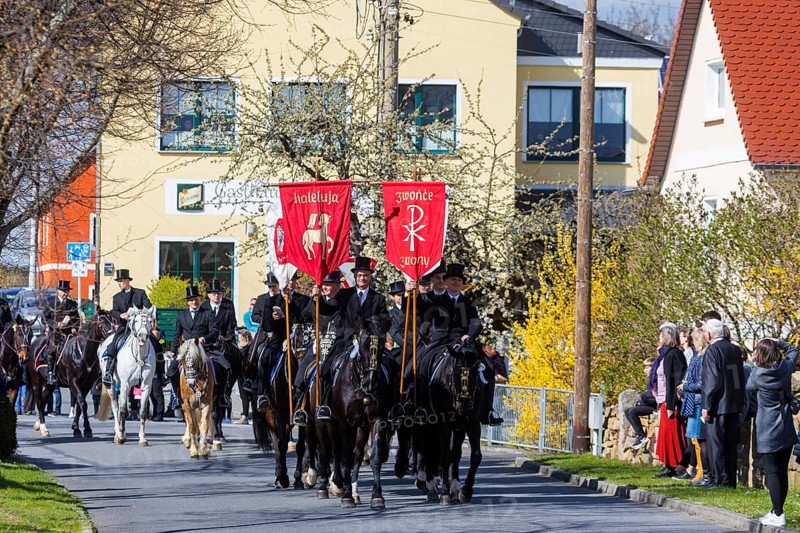 Procession from Panschwitz Kuckau to Höflein, Räckelwitz to Crostwitz. Every year at Easter there are about 5 processions in Lusatia, each with about 200 riders. The Catholic Church continues old Sorbian rites here. Thousands of spectators watch the impressive cavalcades. Entrance at Räckelwitz Castle