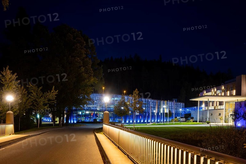 The Saxon State Spa Bad Elster has installed an impressive lighting system. A fascinating world of experience and lights in the Royal Gardens. The imposing architecture surrounded by masterful horticultural art and an illumination experience that is unique in Europe. Car park and bridge at the König Albert Hotel