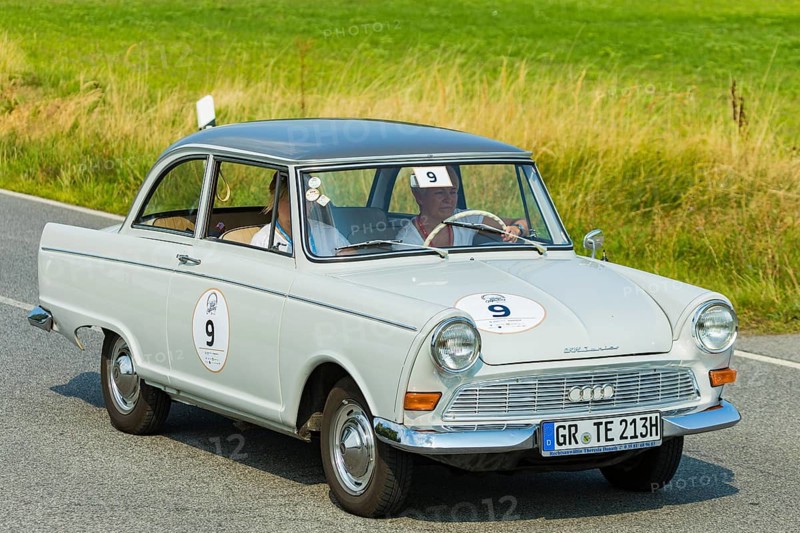 A drive for vintage vehicles. Skilful handling of the vehicle, finding the route by means of the road book and consistent driving style will be assessed. The route, time and drive-through checks as well as special stages are determined by the road book and the boarding card. DKW Junior deluxe 1962