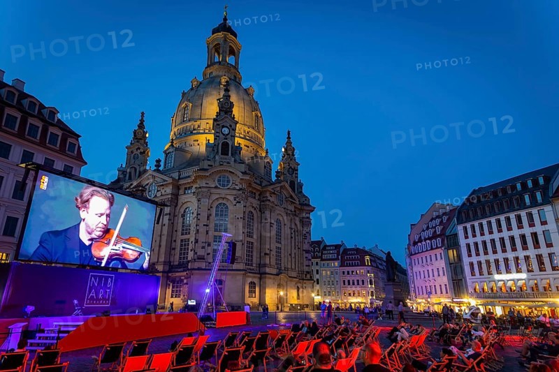 A new art festival! NIB ART Dresden is taking place until Sunday with art talks, art installations and concerts. Here is the concert evening with Nina June live, Melody Gardots nand then Daniel Hope, both on the screen, on the Neumarkt at the Church of Our Lady