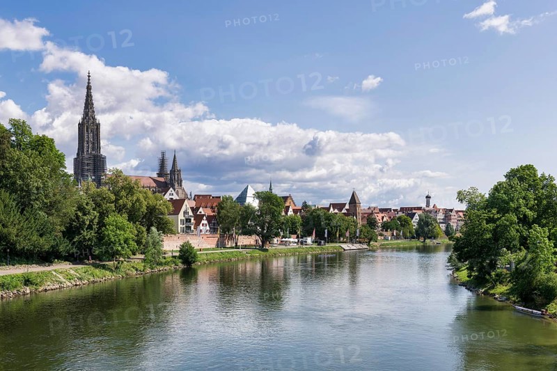 City view, Danube bank with historic old town, fishermens quarter, Metzgerturm and cathedral, Ulm, Baden-Württemberg, Germany, Europe