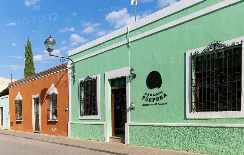 Renovated Spanish colonial buildings occupied by upmarket shops, Calle de los Frailes, Valladolid, Yucatan, Mexico, Caracol Purpura Art Gallery, Central America