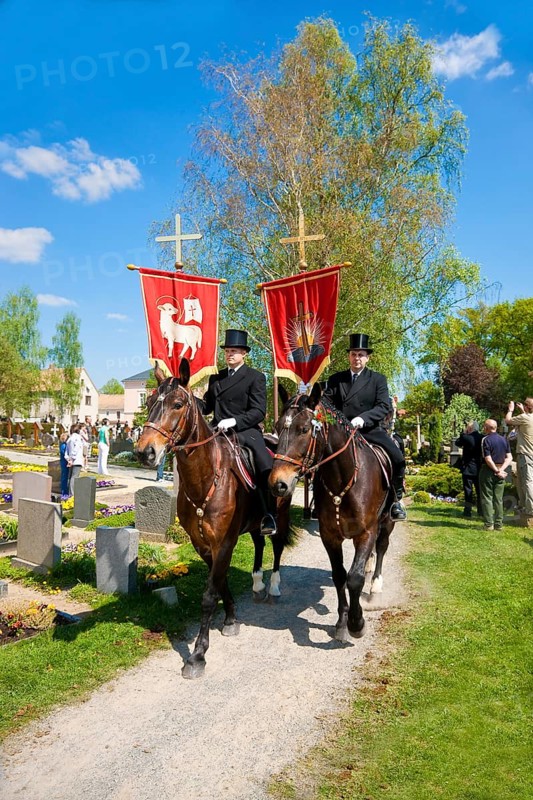 Every year at Easter there are about 5 processions in Lusatia, each with about 200 riders. The Catholic Church continues old Sorbian rites here. Thousands of spectators watch the impressive cavalcades
