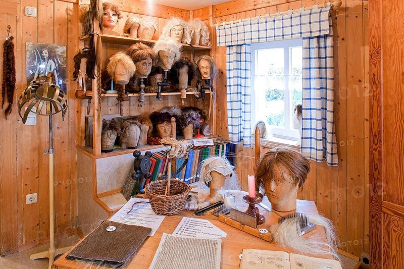 With the opening of the small, historical hairdressing museum on 11 November 2000, Kottmarsdorf has gained another tourist attraction. Let us take you back in time and marvel at various working utensils and hairdressing equipment. The special thing about our museum is that it is functional and should be filled with life