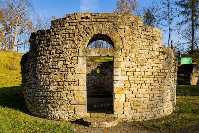 The Wiprechtsburg Groitzsch in the town of the same name is an outstanding archaeological monument with the oldest known stone buildings in Saxony. It was the castle of the important Count Wiprecht von Groitzsch in the late 11th and early 12th centuries and one of the largest complexes in the region