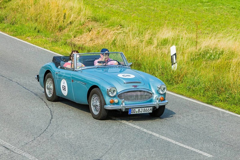 A drive for vintage vehicles. Skilful handling of the vehicle, finding the route by means of the road book and consistent driving style will be assessed. The route, time and drive-through checks as well as special stages are determined by the road book and the boarding card. Austin Healy 3000 MK III 1966