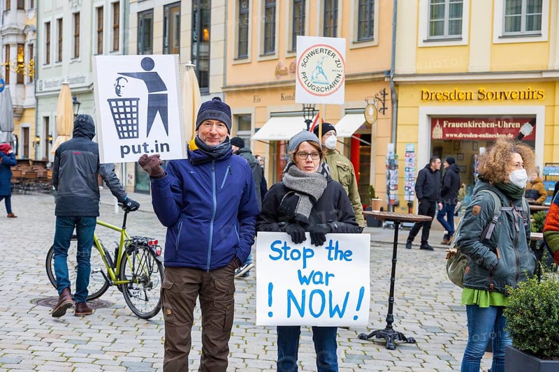In Dresden, people gathered again on Neumarkt in front of the Church of Our Lady. On posters and banners they demanded, among other things, Stop the War and Freedom for Ukraine and expressed their solidarity with the people in Ukraine