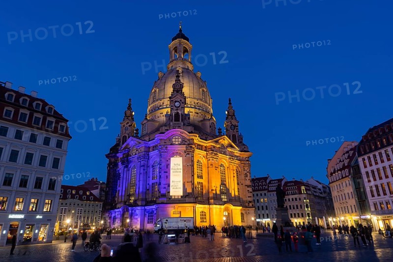 In Dresden, about 3, 000 people gathered on Neumarkt in front of the Church of Our Lady. In the evening, the Church of Our Lady was illuminated in the Ukrainian national colours