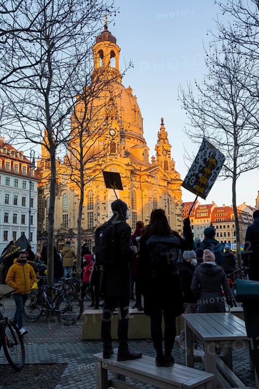 In Dresden, about 3, 000 people gathered on Neumarkt in front of the Church of Our Lady. On posters and banners they demanded, among other things, Stop the War and Freedom for Ukraine and expressed their solidarity with the people in Ukraine
