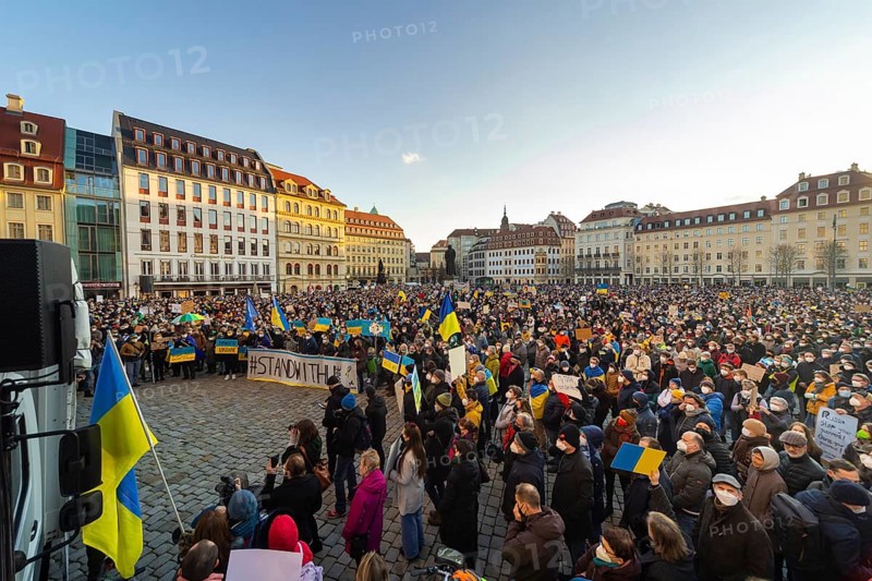 In Dresden, about 3, 000 people gathered on Neumarkt in front of the Church of Our Lady. On posters and banners they demanded, among other things, Stop the War and Freedom for Ukraine and expressed their solidarity with the people in Ukraine