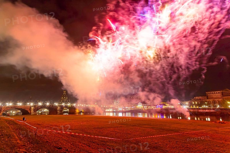 World record attempt on 26 November. At 7.30 pm sharp, the largest single pyrotechnic battery was ignited on the banks of the Elbe, with 2200 single firecrackers!