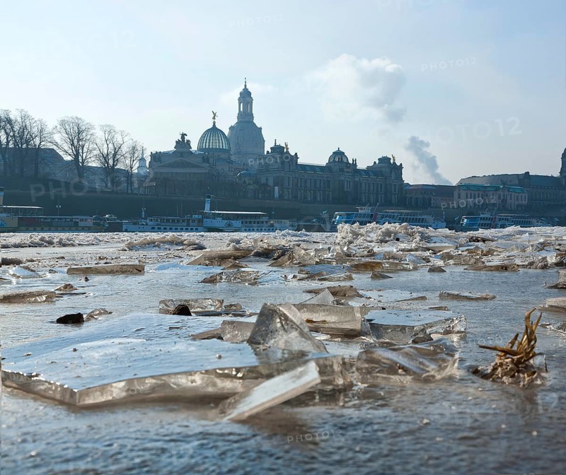Ice drift on the Elbe in Dresden